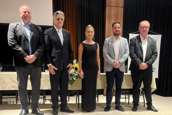 ACIMVI celebra 50 anos de história com solenidade marcada por homenagens e reconhecimento ao legado empresarial