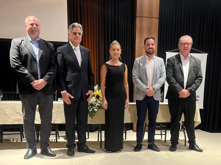 ACIMVI celebra 50 anos de história com solenidade marcada por homenagens e reconhecimento ao legado empresarial